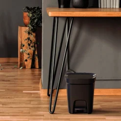 Plastic Trash Bin with Step Pedal