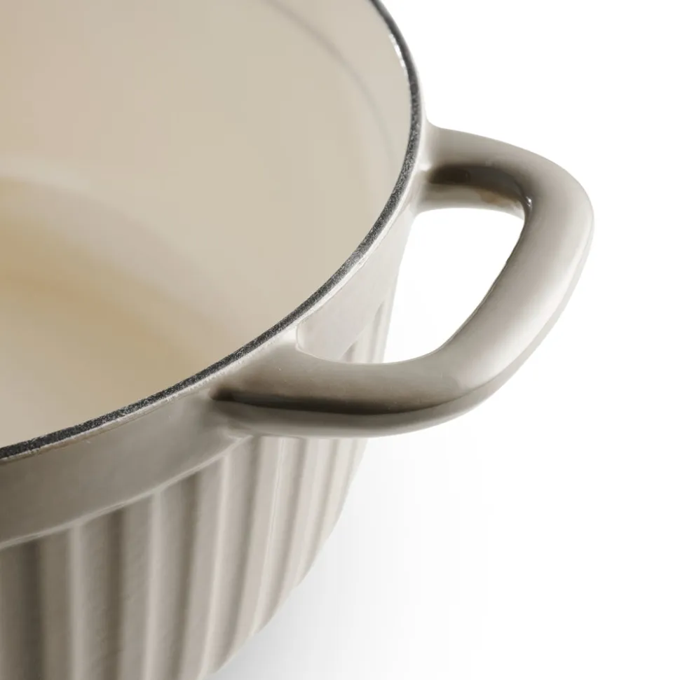 7 Quart Fluted Enameled Cast Iron Dutch Oven