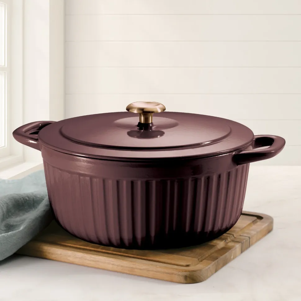 7 Quart Fluted Enameled Cast Iron Dutch Oven