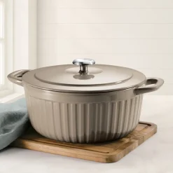 7 Quart Fluted Enameled Cast Iron Dutch Oven