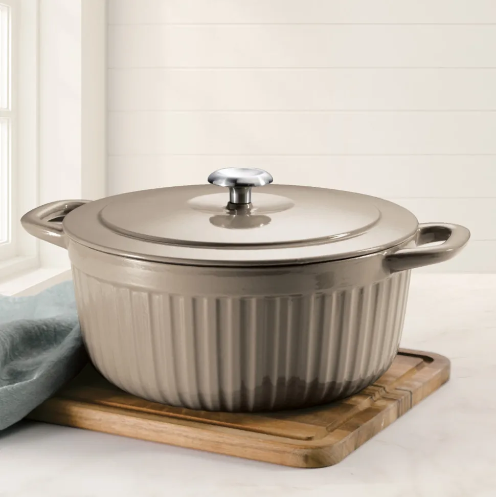 7 Quart Fluted Enameled Cast Iron Dutch Oven
